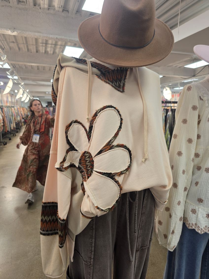 EASEL DAISY PATCH WASHED TERRY HOODIE PULLOVER