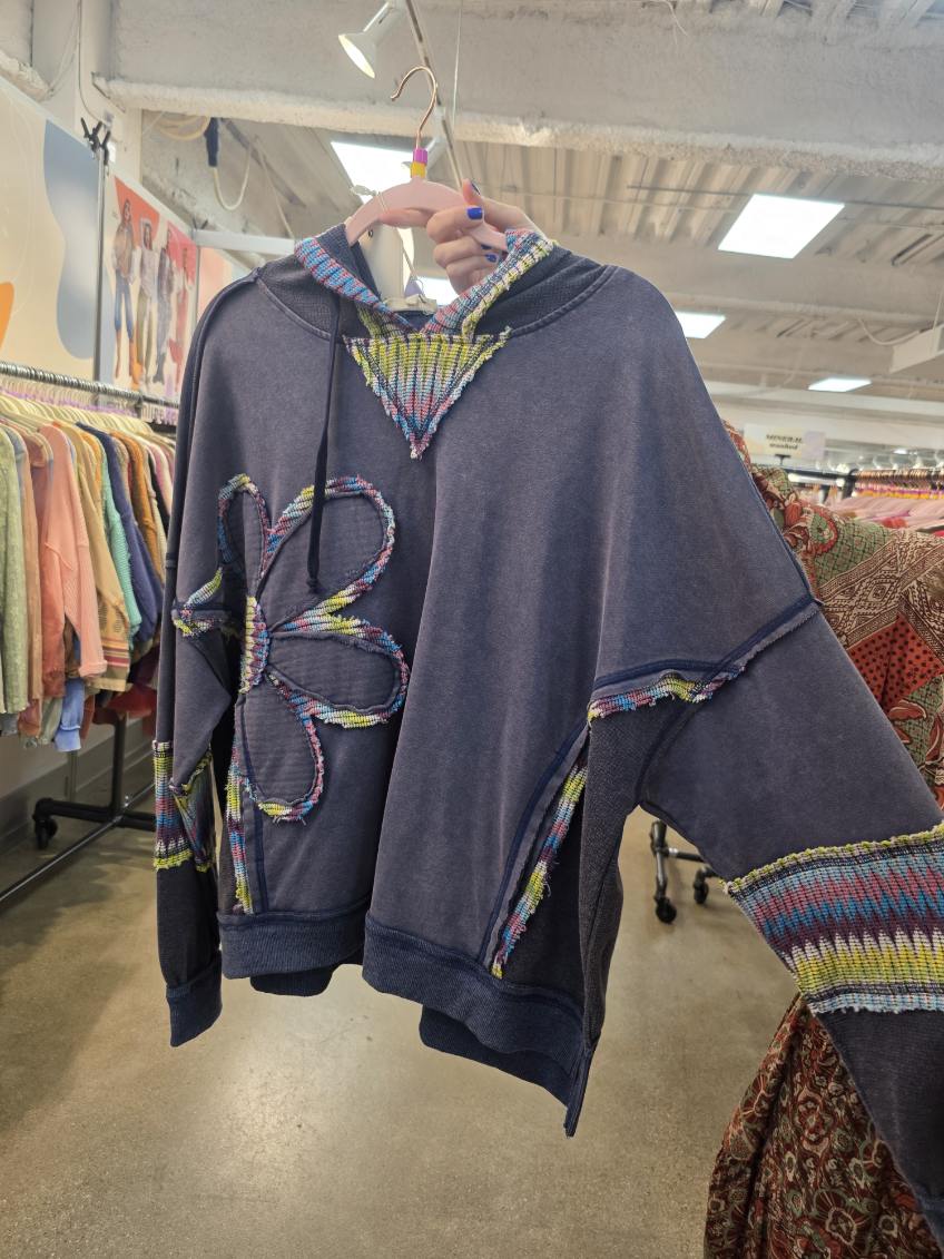 EASEL DAISY PATCH WASHED TERRY HOODIE PULLOVER