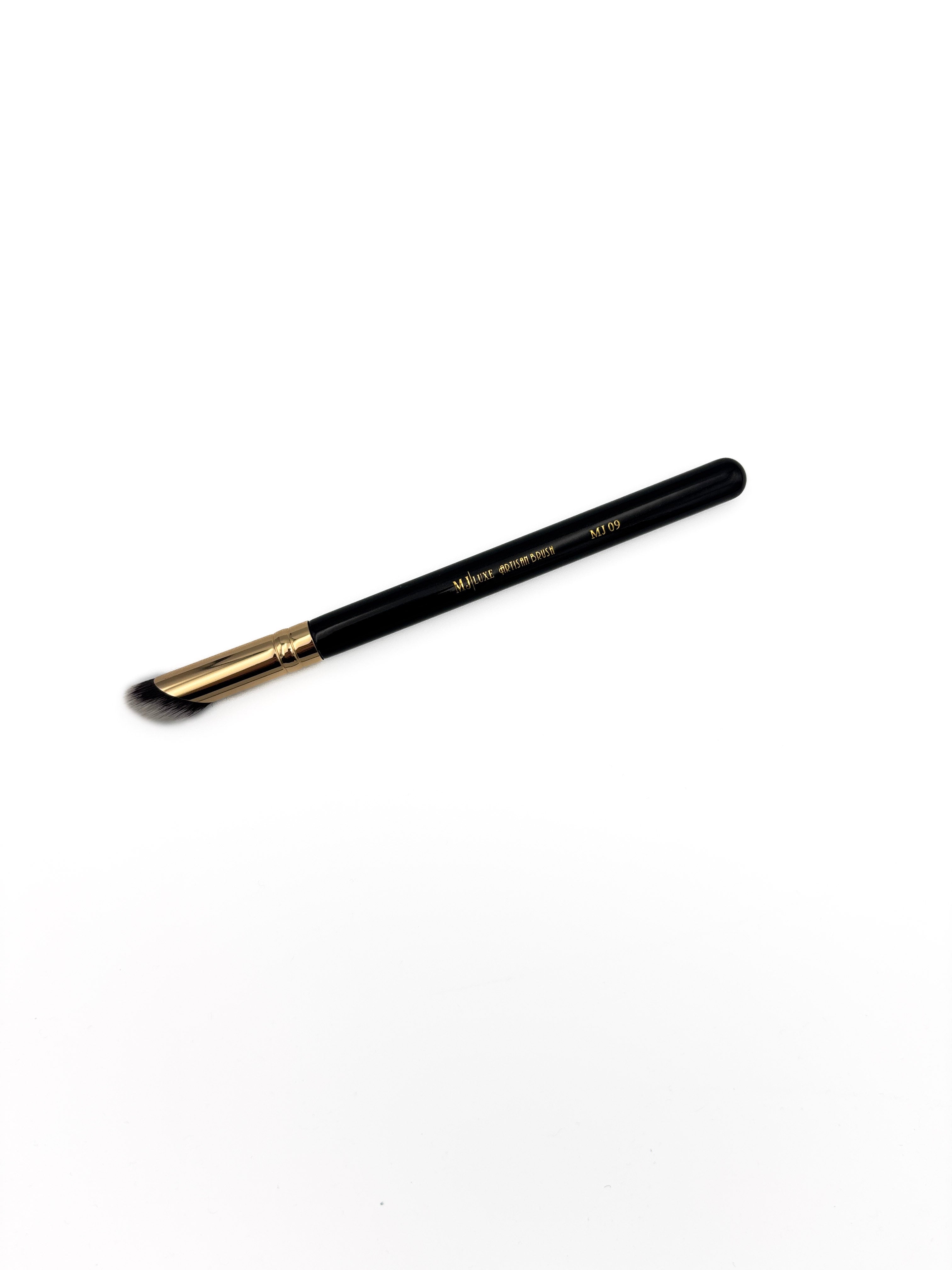 MJ 09 Luxe Artisan Angled Concealer / Nose contour brush