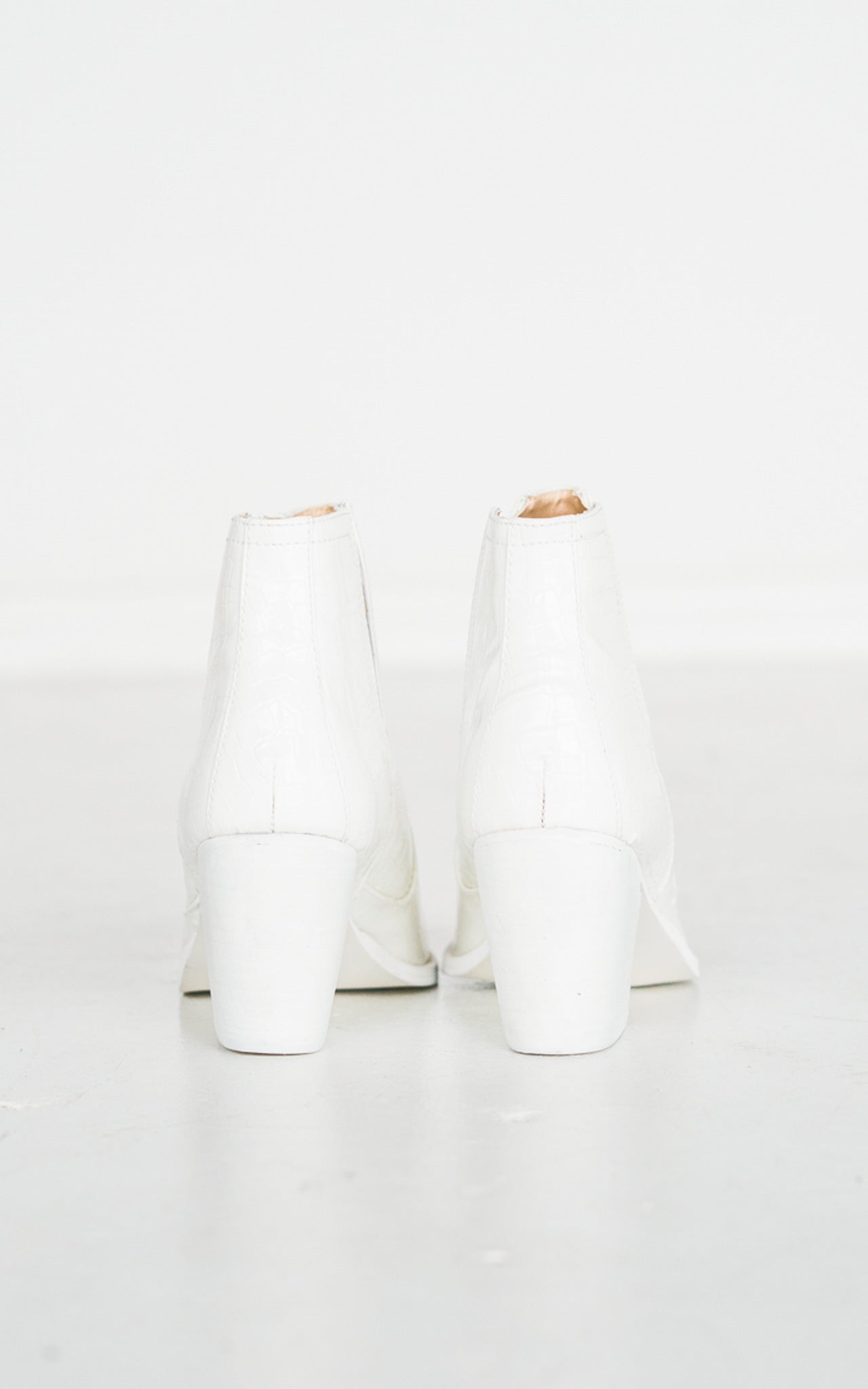 Shoes Tarim Bootie in White Croc