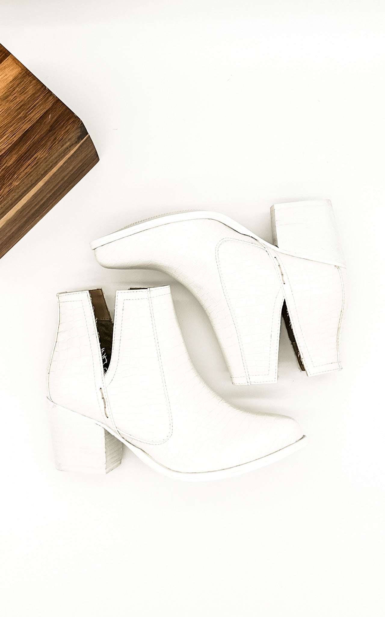 Shoes Tarim Bootie in White Croc