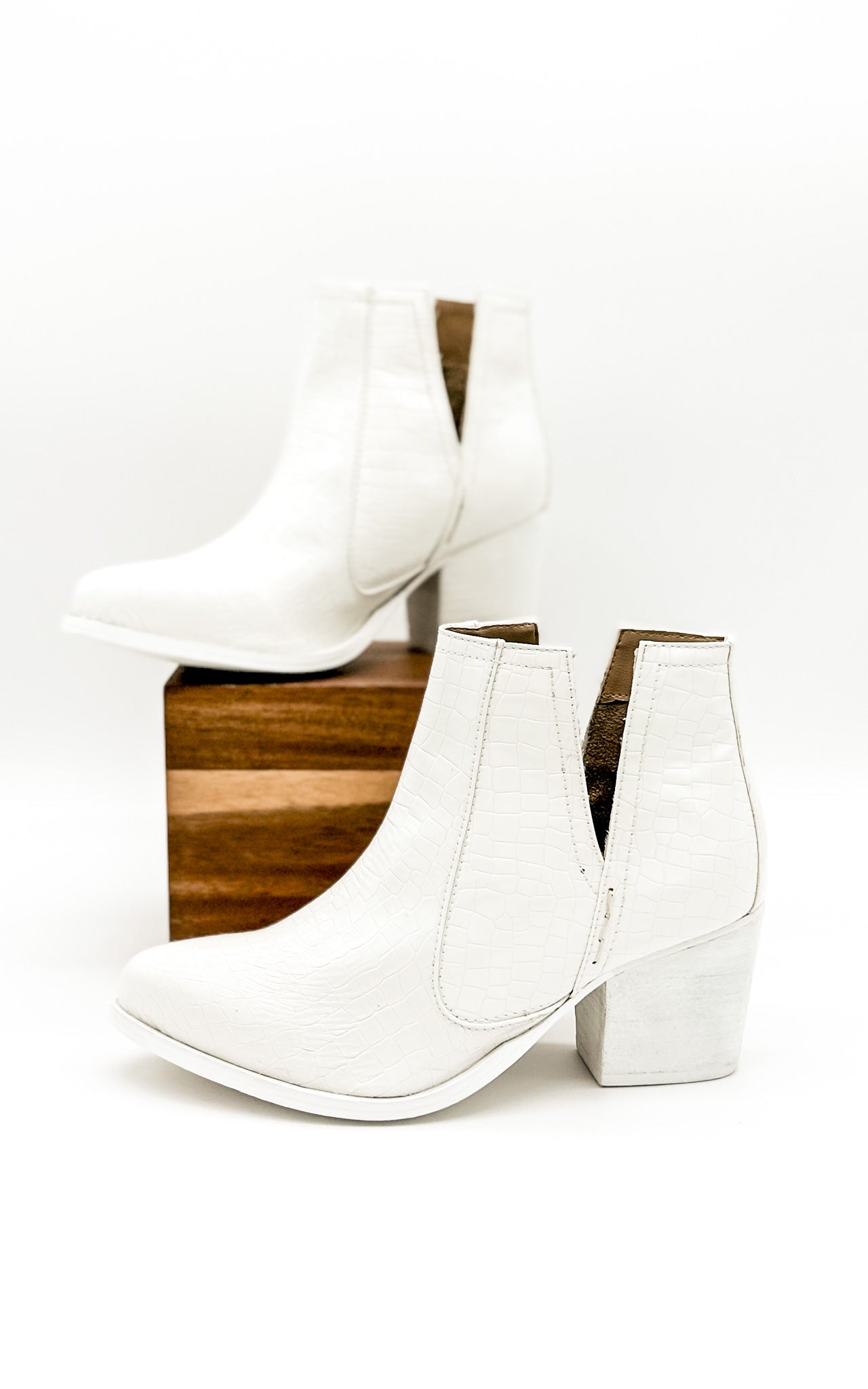 Shoes Tarim Bootie in White Croc