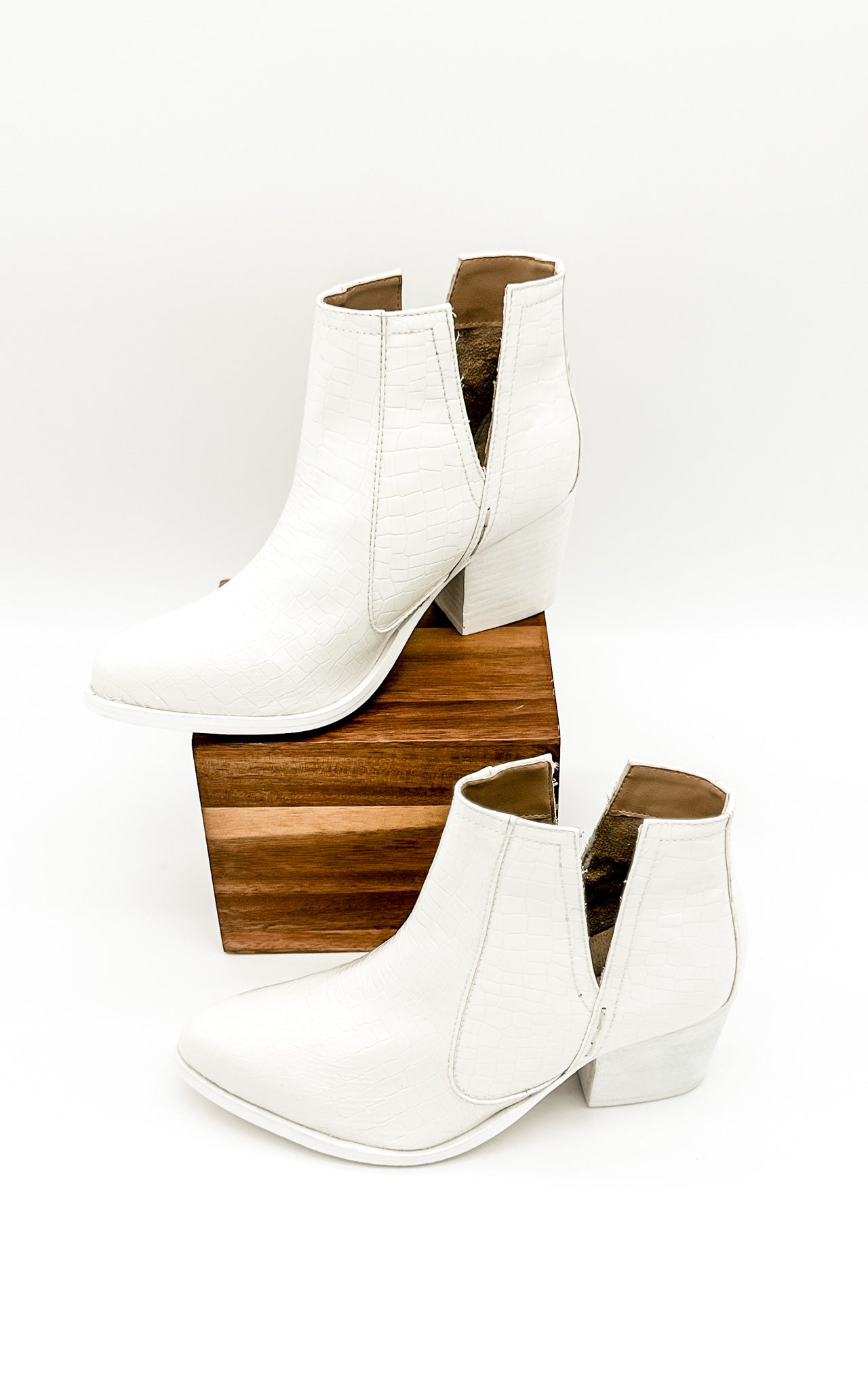 Shoes Tarim Bootie in White Croc
