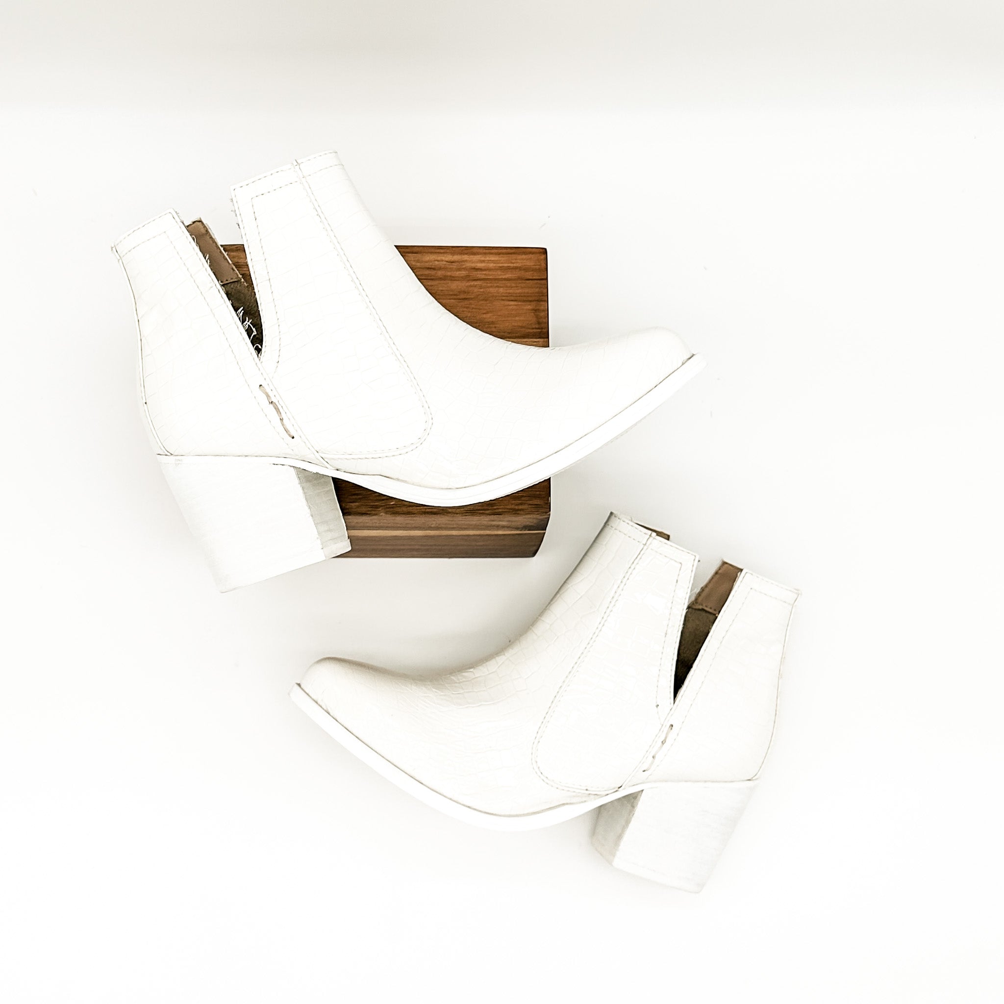 Shoes Tarim Bootie in White Croc
