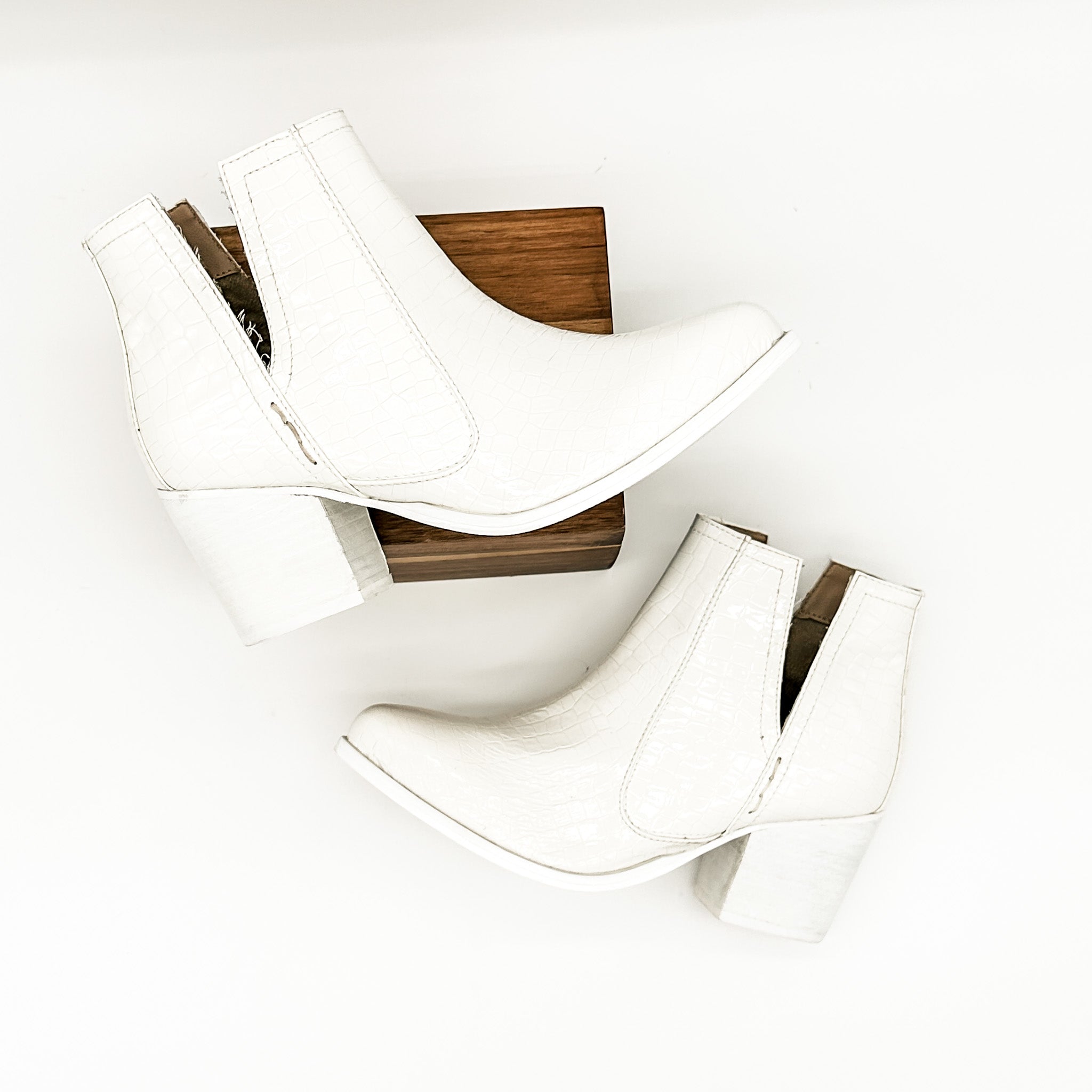 Shoes Tarim Bootie in White Croc
