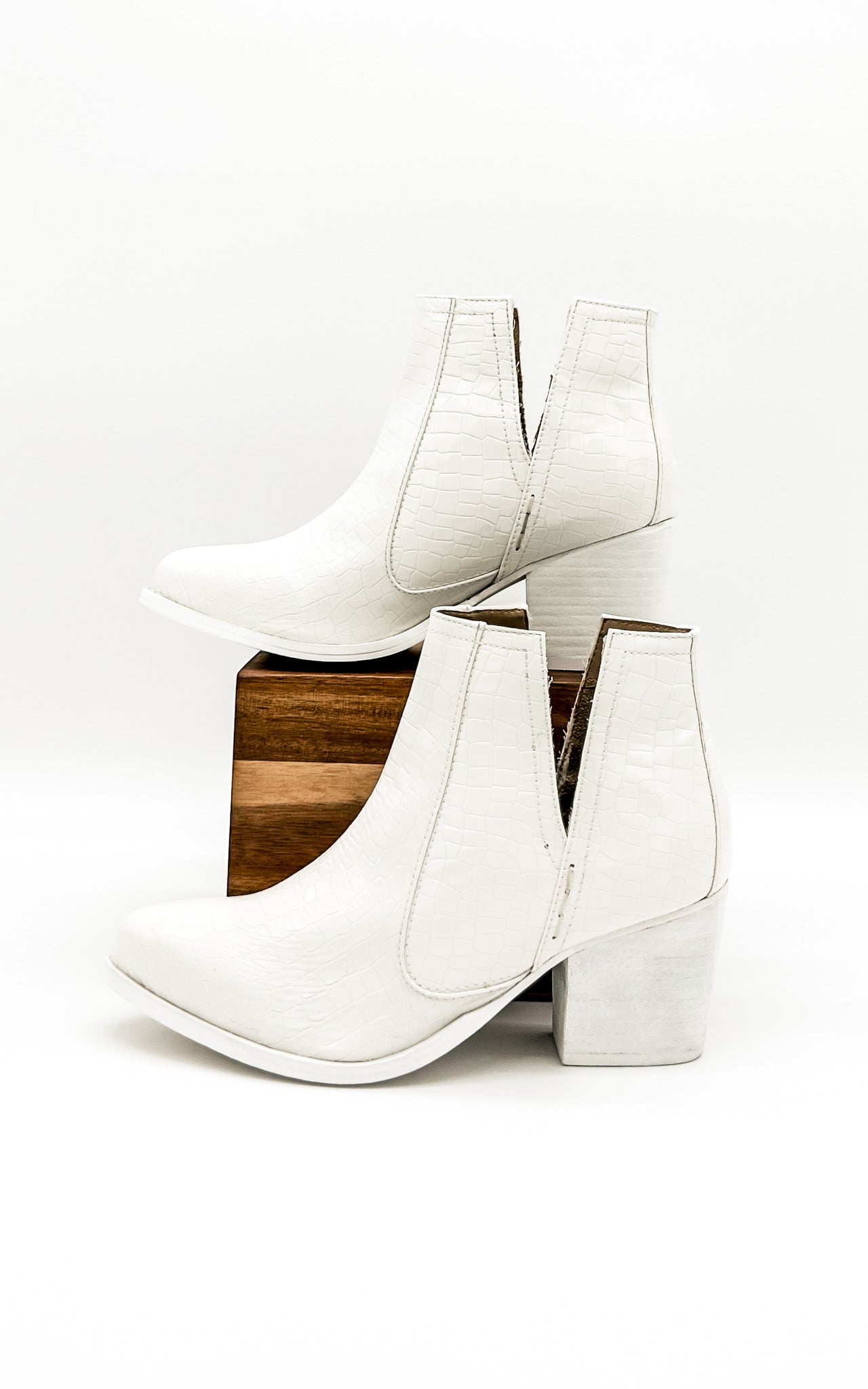 Shoes Tarim Bootie in White Croc