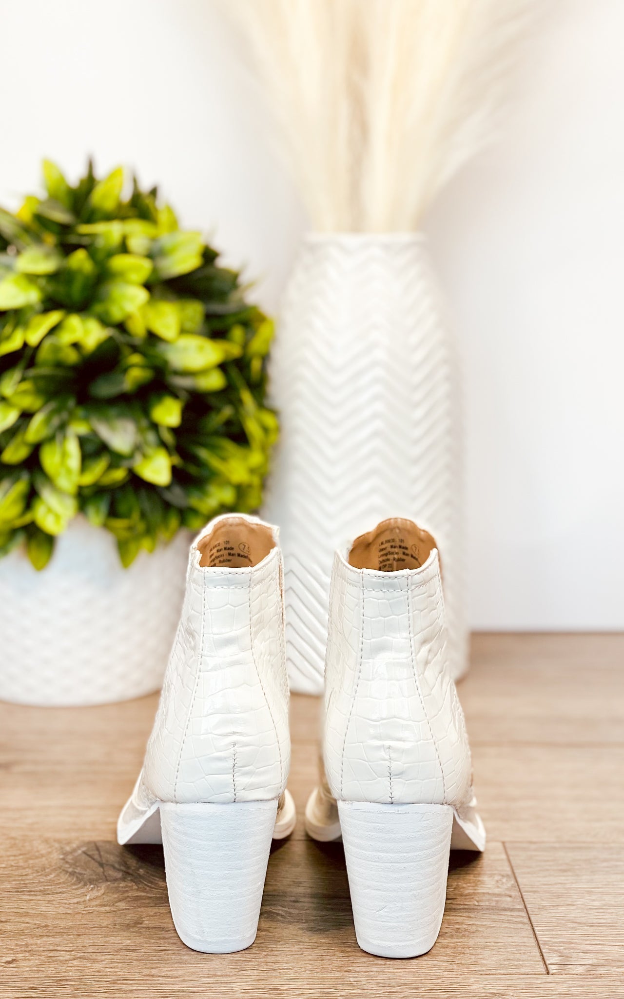 Shoes Tarim Bootie in White Croc