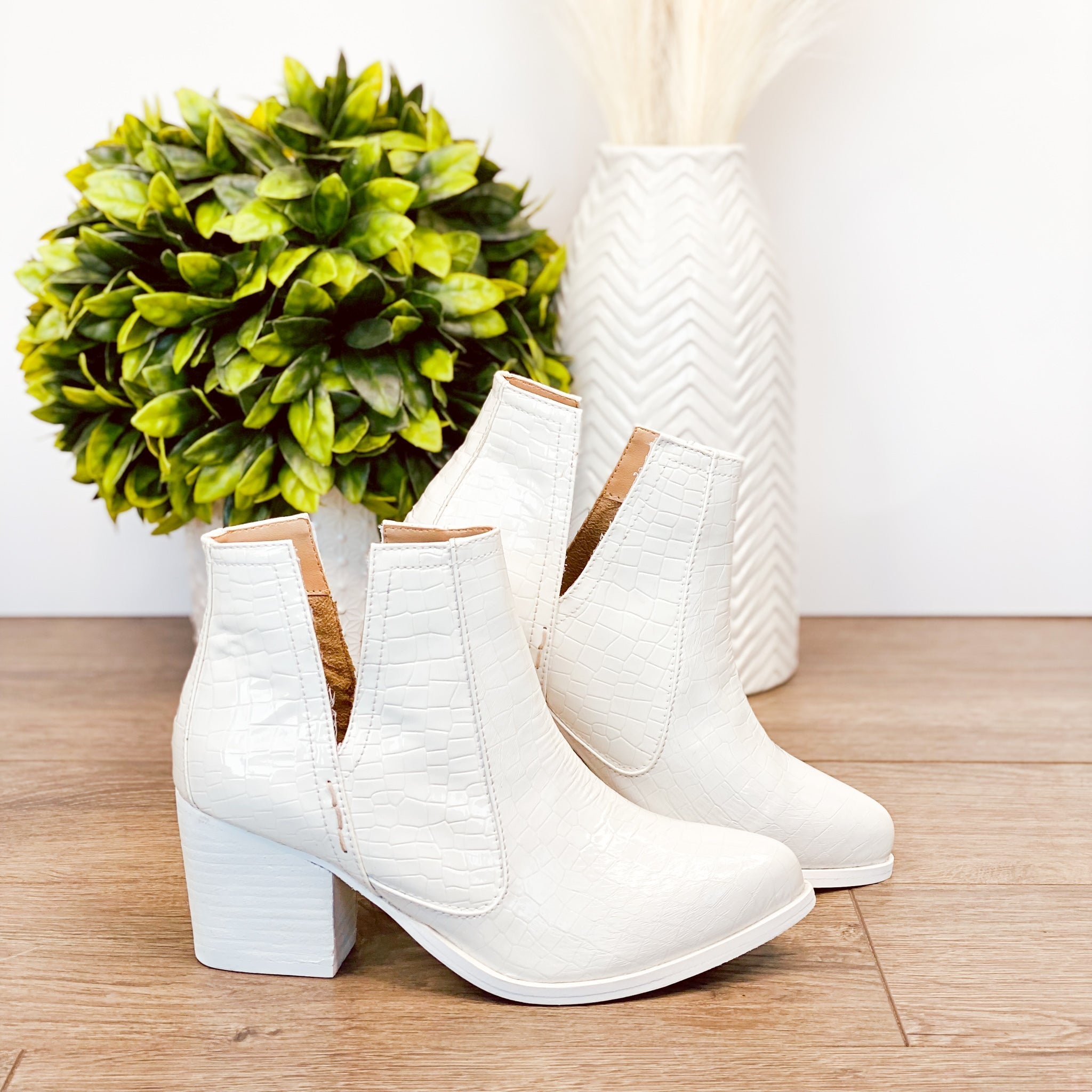 Shoes Tarim Bootie in White Croc