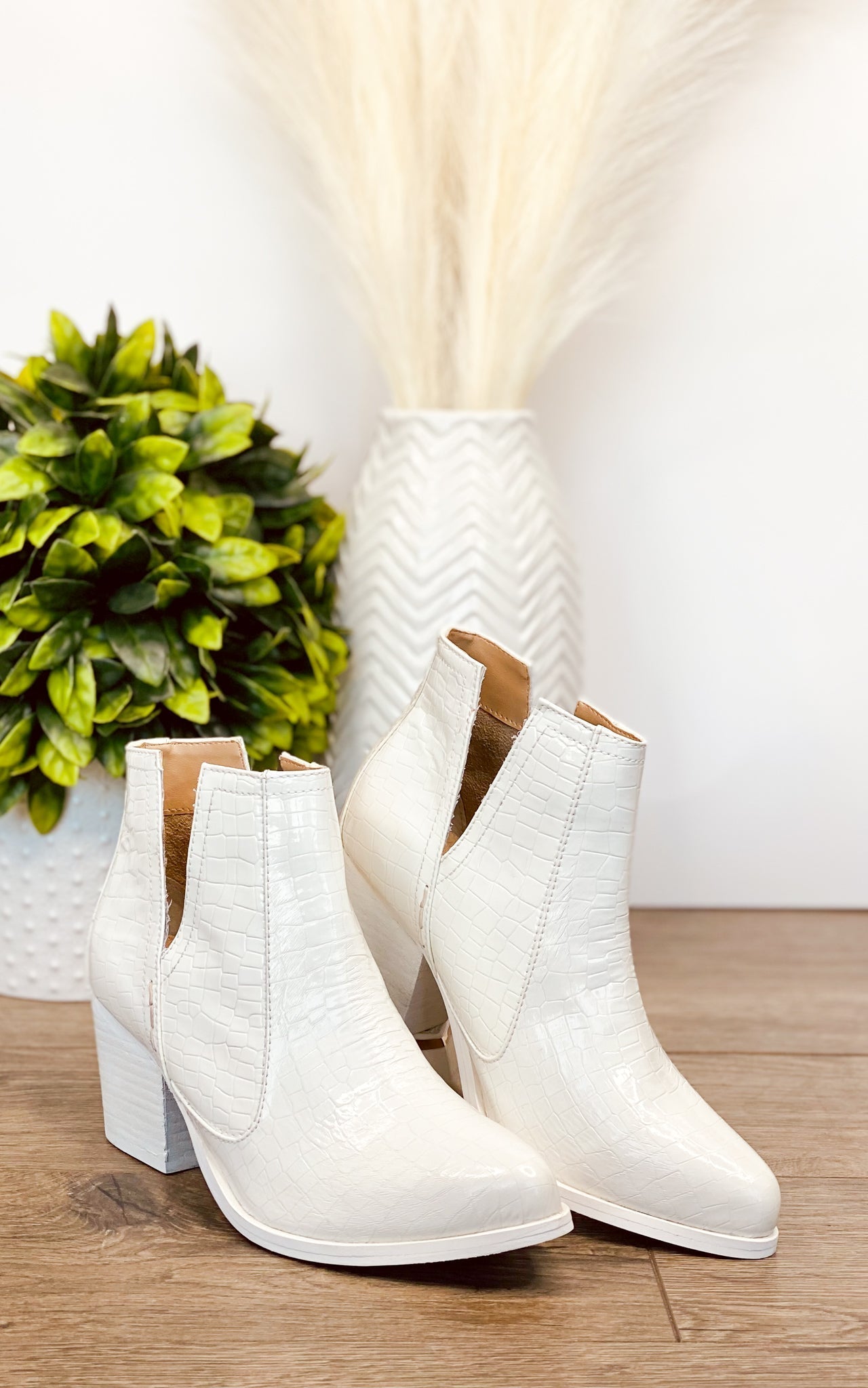Shoes Tarim Bootie in White Croc