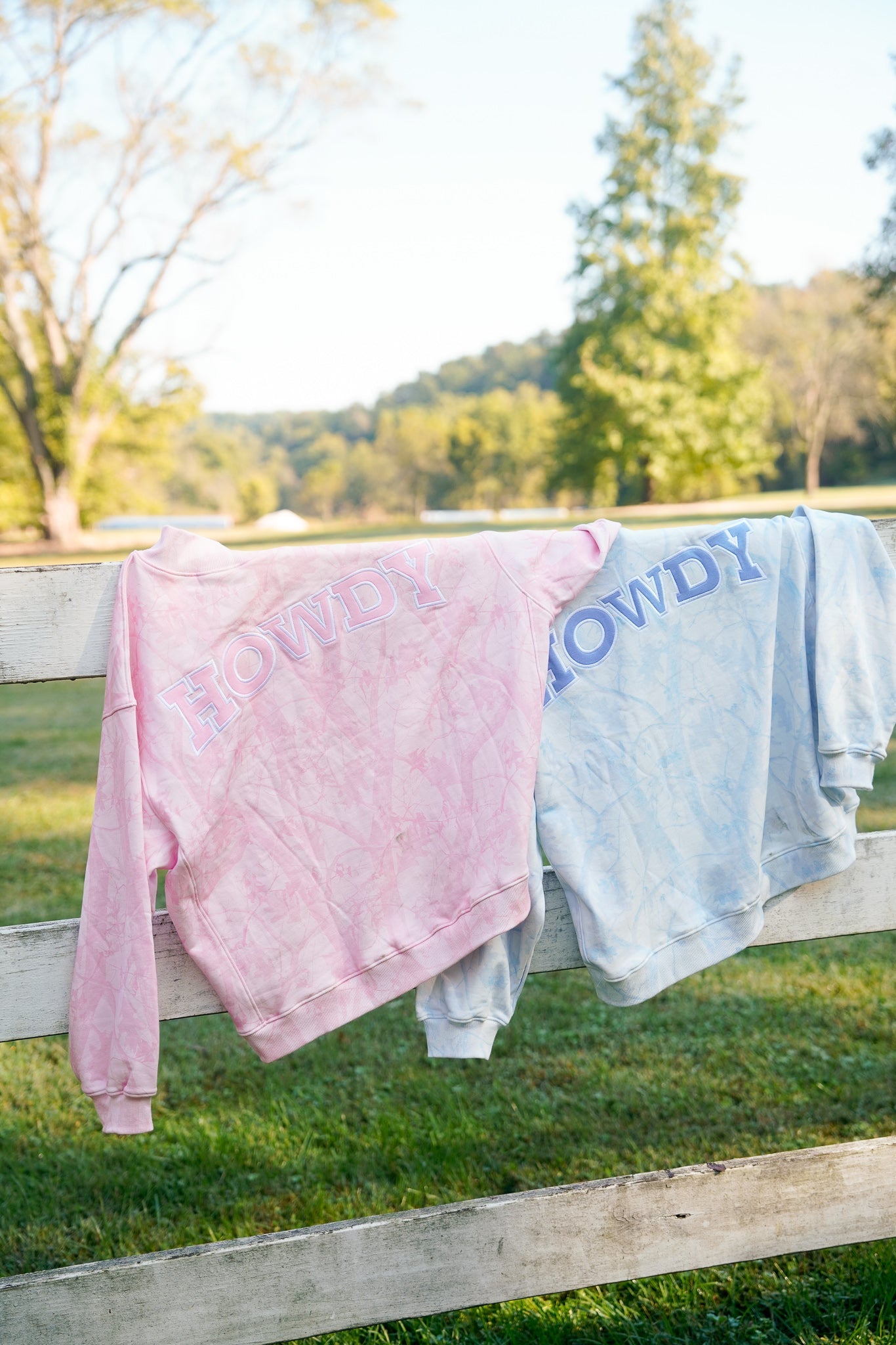 Howdy - Camo Vintage Crew-Neck Sweatshirt