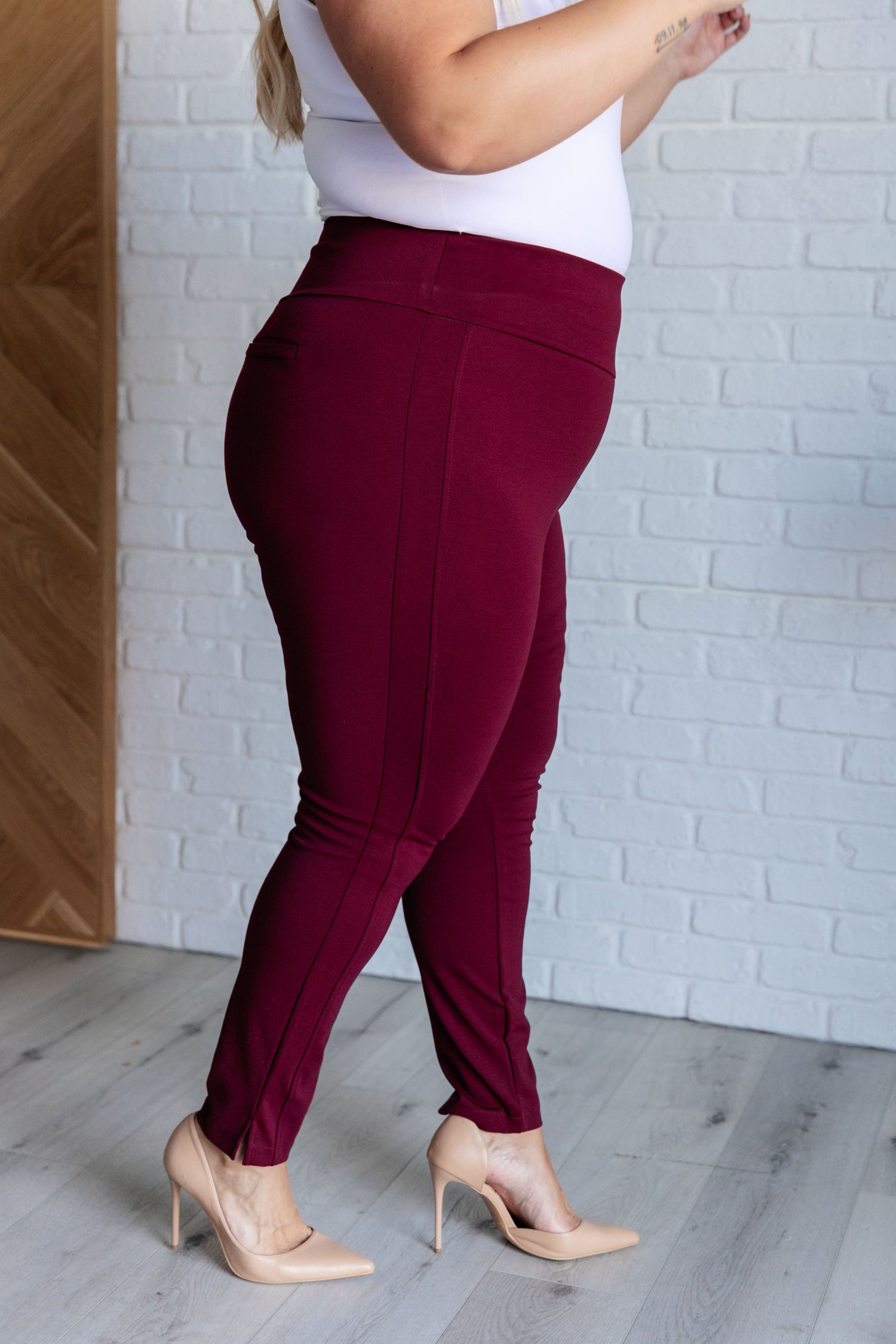 Magic Skinny 28&quot; Pants in Wine