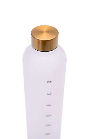 Accessories Sippin' Pretty 32 oz Translucent Water Bottle in White & Gold